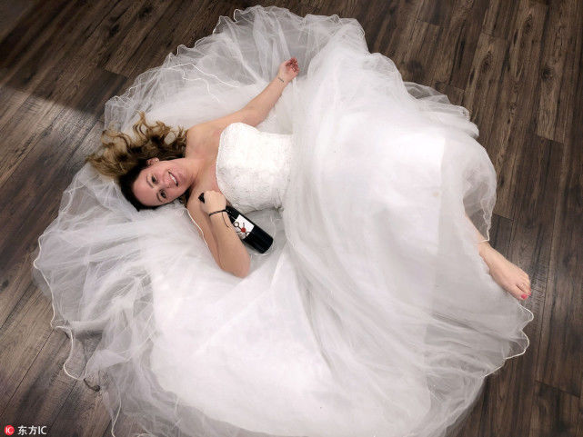 加拿大女子举行单身派对庆祝离婚 饮酒狂欢比