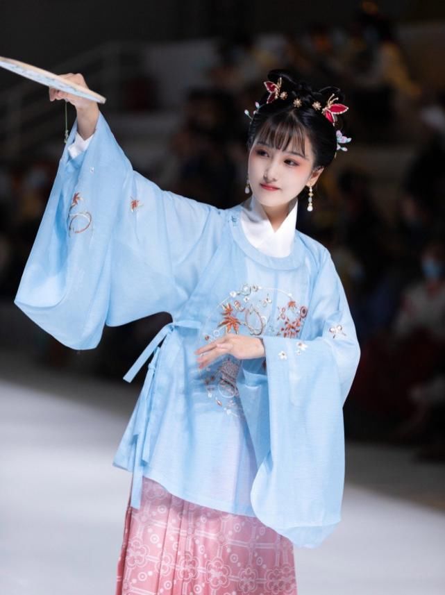 华裳九州汉服走秀到底怎么了？频繁上多次热搜，原因竟是因为这个