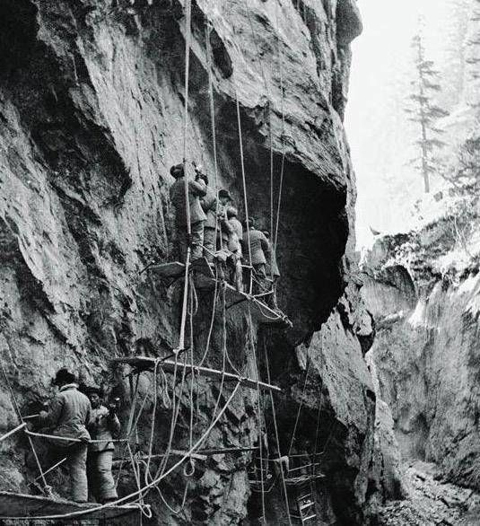 世界海拔最高的公路康藏公路修筑的震撼场景，动用解放军来修