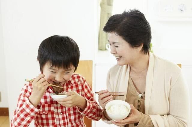 老人要把房子给孙子，照顾她7年的女儿寒心去外地打工，不再管她