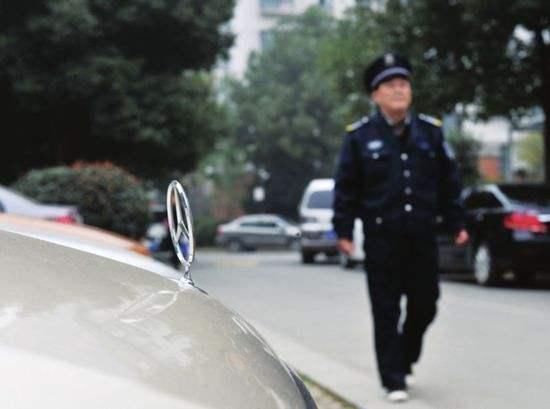 东莞工厂的保安工资才3000,很多年轻保安却不