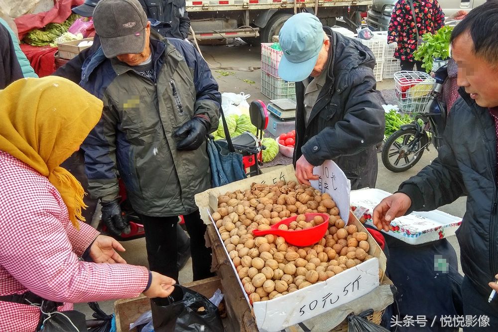 农村大妈赶集卖核桃:有人只尝不买,我救公公一