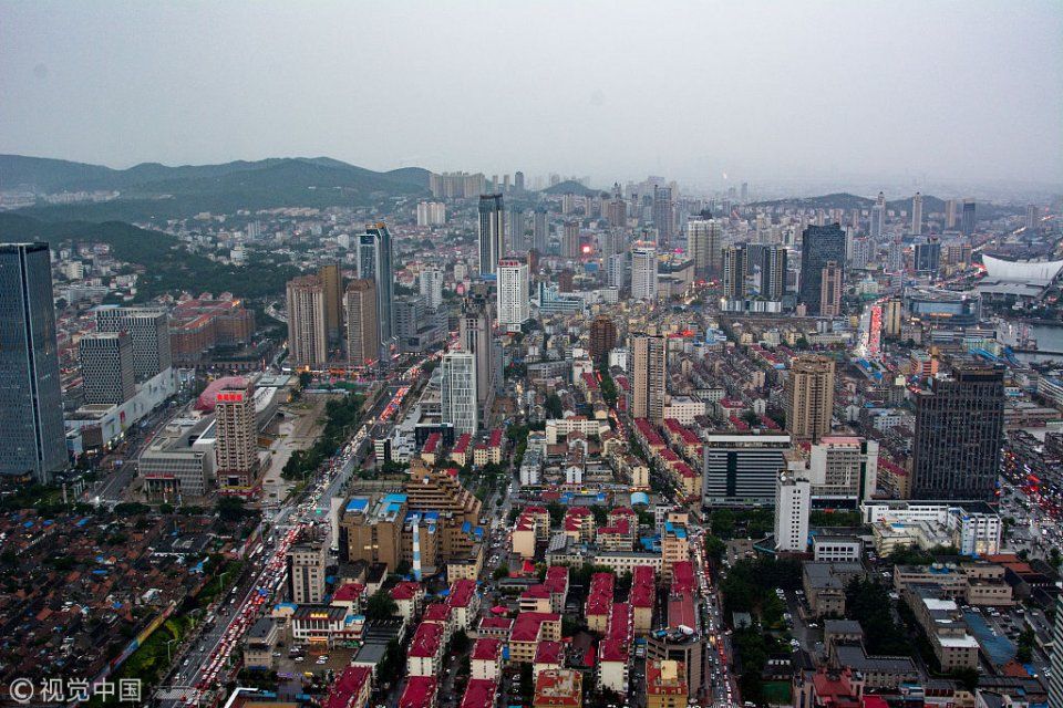 山东烟台降雨持续一天 早晚高峰交通出行受影
