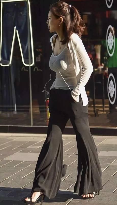 街拍穿遮臀旗袍的微胖小阿姨, 丰硕的曲线把衣