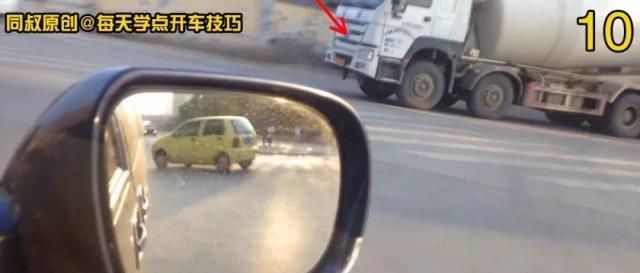 路口黄灯持续闪烁