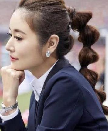 林心如穿着西装绑着马尾重返20岁,网友:酒窝才