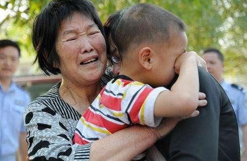 人贩子骗术升级，宝妈拼死护住孩子，警钟长鸣，家长该注意了