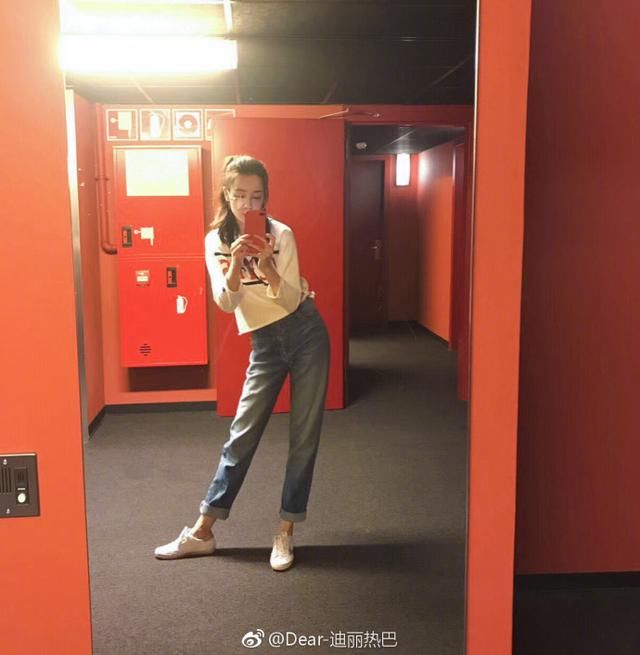 迪丽热巴微博发了一张照片,网友们纷纷表白开