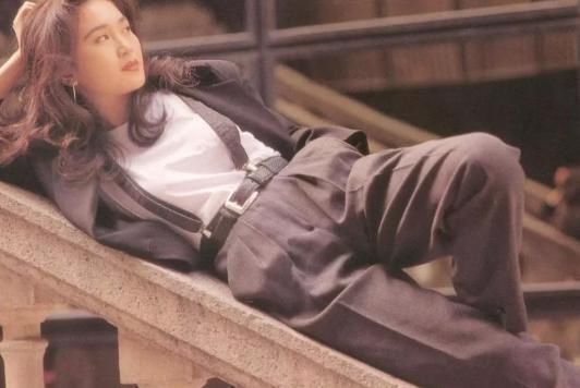 因太美15岁被星探挖掘，嫁豪门17年后离婚，富豪前夫满世界追她复合