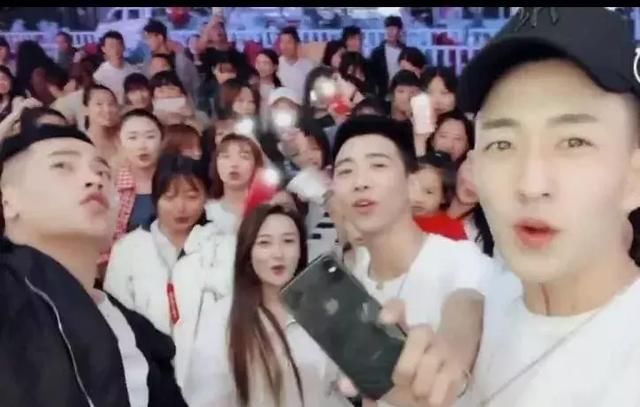 吴迪、李耀阳现身聊城街头,遭粉丝围堵