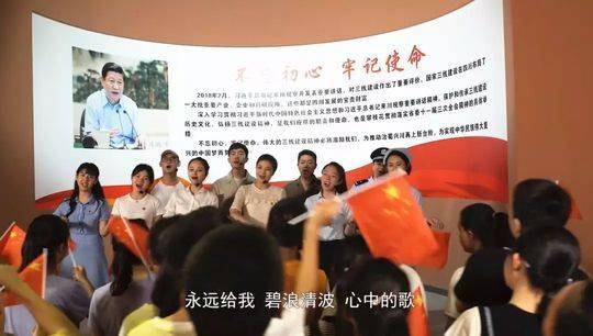 五四青年节前夕 攀枝花千名青年用快闪歌唱祖