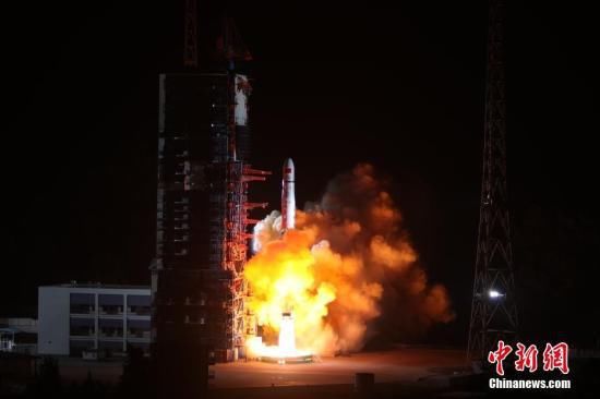 嫦娥四号中继星发射 40多万公里的地月通信“桥梁”!