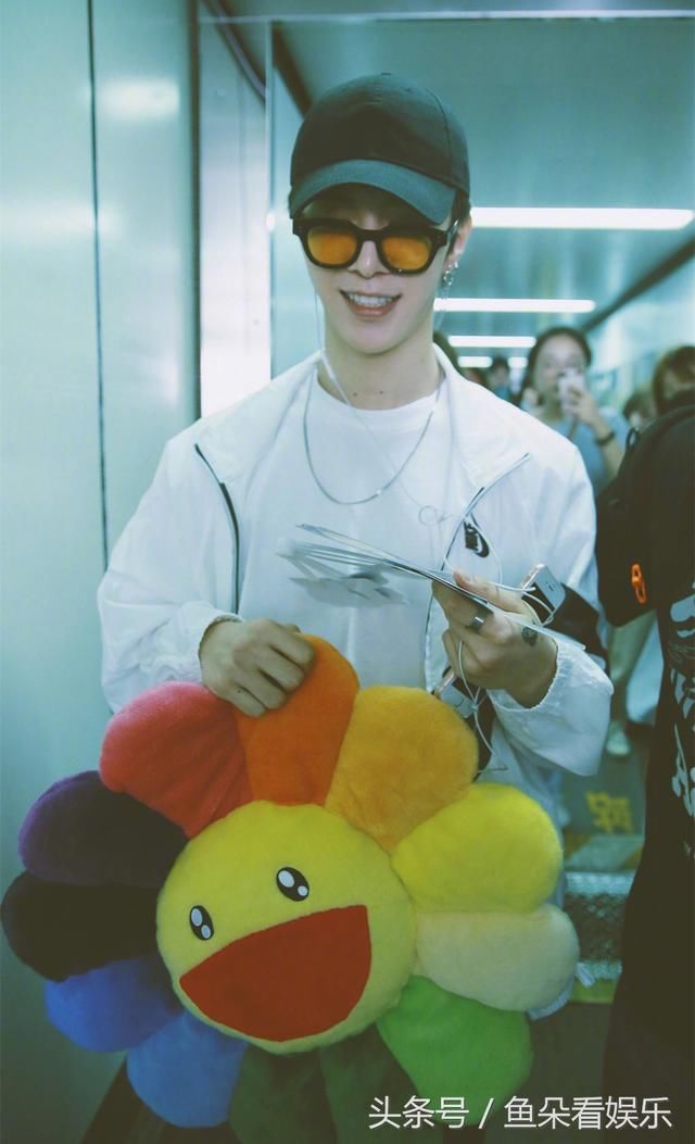 乐华七子录制《快本》,范丞丞手抱太阳花玩偶