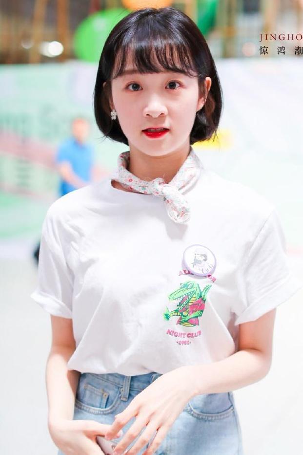 李子璇真会装嫩, 23岁还穿小学生的衣服, 却被
