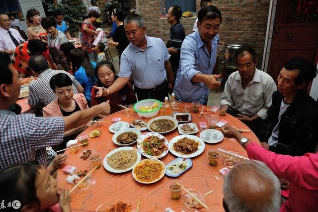 失踪多年的爸爸，意外出现在我的婚礼上给我20万，我马上报警！