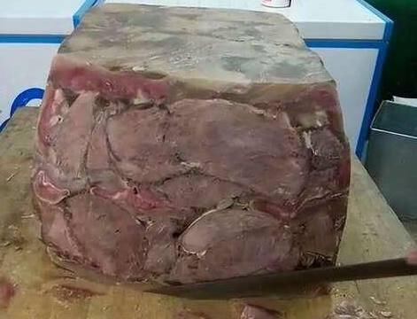 大爷南方卖北方小车牛肉,引路人围观却无人买
