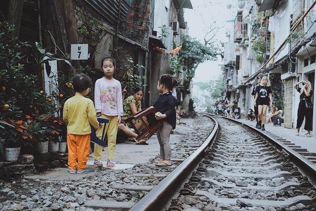 当火车从门前经过 Hanoi Train Street