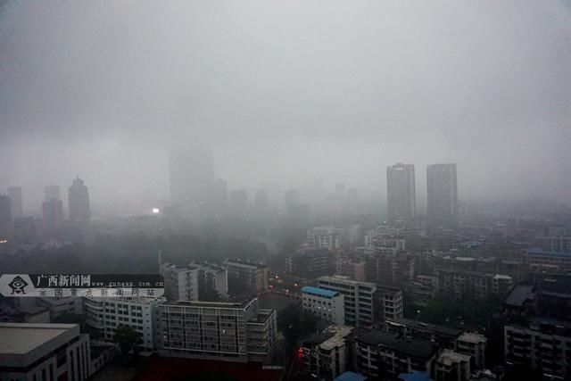 黑云压城 暴雨袭击广西柳州市区 龙城白天如黑夜