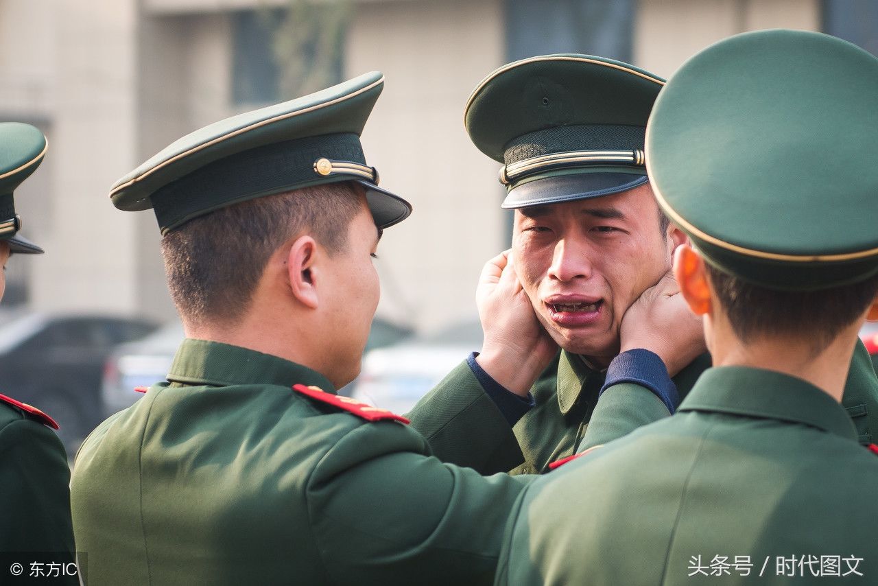 军人退伍的10个感人瞬间，战友之间紧紧相拥，十几个汉子放声痛哭