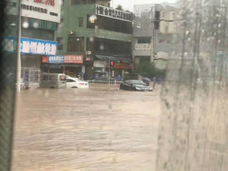 雷暴雨突袭广州!广东多地严重水浸+塞车!未来还有5号台风...