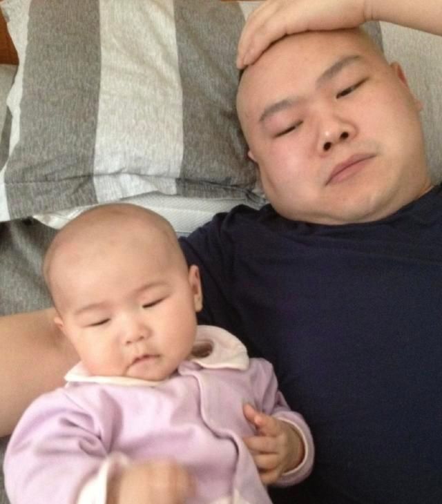 岳云鹏9岁女儿越长越漂亮，爱妻从手术中恢复，一家四口羡煞旁人