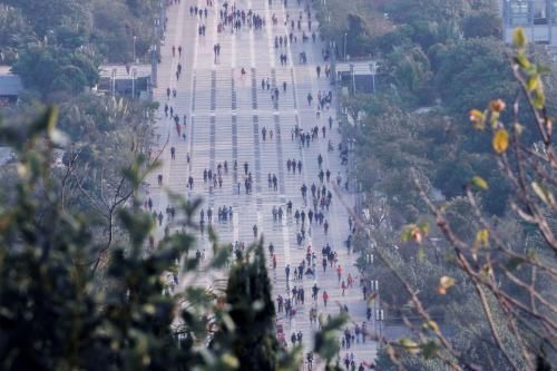 节假日出行人太多，这些行车小技巧要牢记