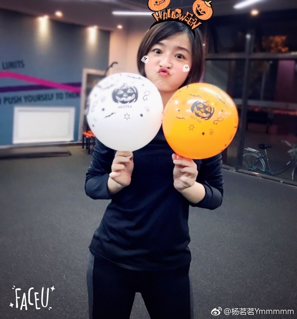 中超颁奖美女主持靓丽自拍