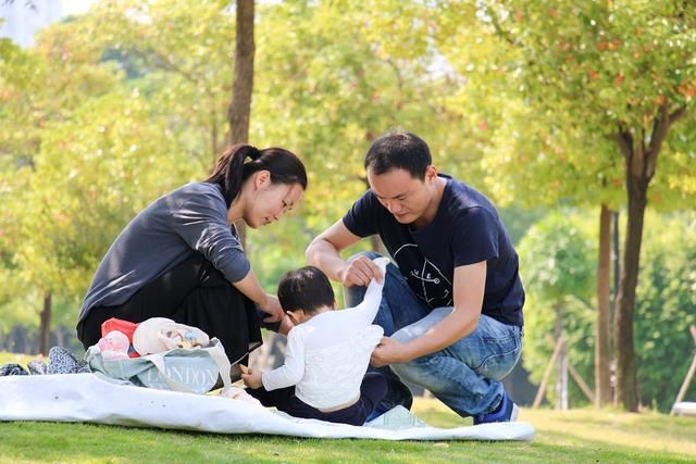 去岳母家拜年，小舅子给我女儿一大红包，回家拆开我直接拉黑了他