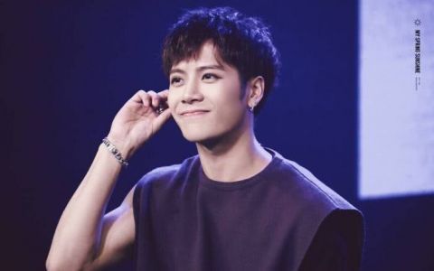 直男代表王嘉尔,帮陈粒擦眼泪,这一顿操作陈粒