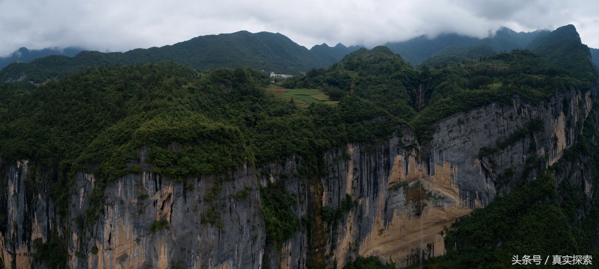 湖北神农架大九湖到重庆巫山当阳大峡谷的罕见超级大瀑布 超百米