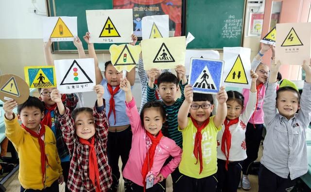 苏州市金阊实验小学校:守交通文明 画安全标志