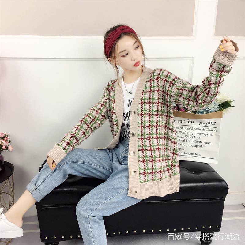 40岁女人就算工资再低也要买,搭配小脚裤,美嫩