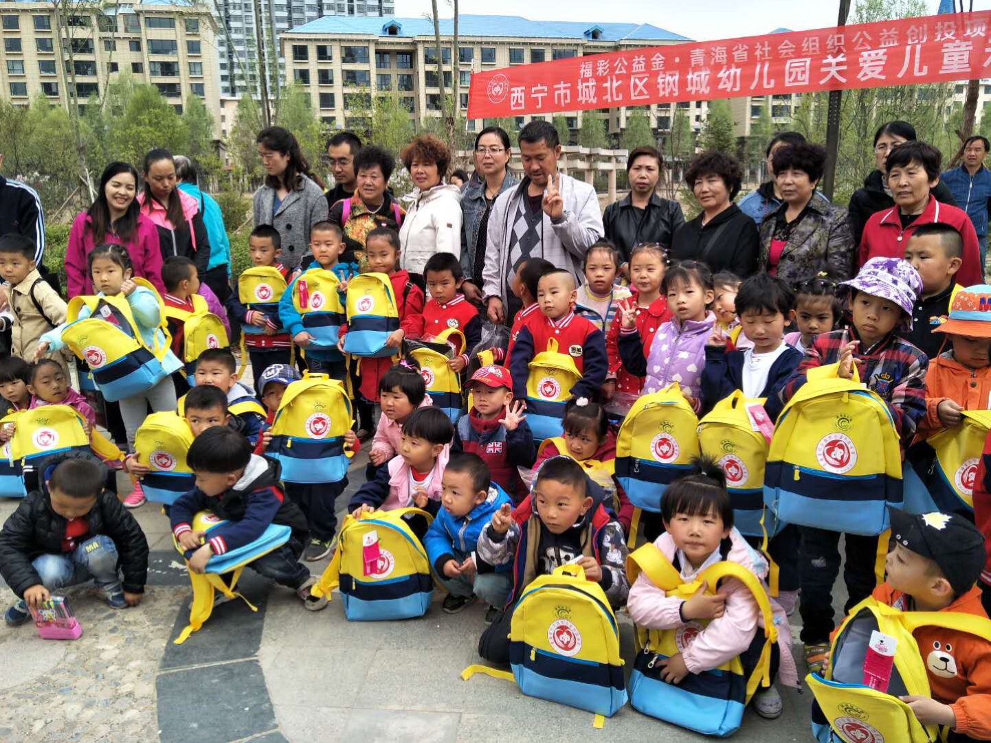 青海新闻网讯 为了培养孩子爱家乡、爱祖国、爱大自然的美好情感,开拓视野,增长经验,体会集体?#23548;?#27963;动的乐趣,2018年5月5月上午,西宁市城北区钢城幼儿园开展"关爱儿童春天故事"活动,组织350组家庭亲子同游海湖湿地公园,寻找春天,走进春天的怀抱,描绘春天的色彩。 "关爱儿童春天故事"活动是青海省民政厅社会组织公益创投项目"钢城幼儿园关爱儿童示范项目"活动之一。此项目主要帮助贫困学龄前儿童加强与父?#38050;?#38388;的情感交流,同时通过参与一些基本的社会活动提高儿童的社会认知能力,对困境儿童给予物质和精神上