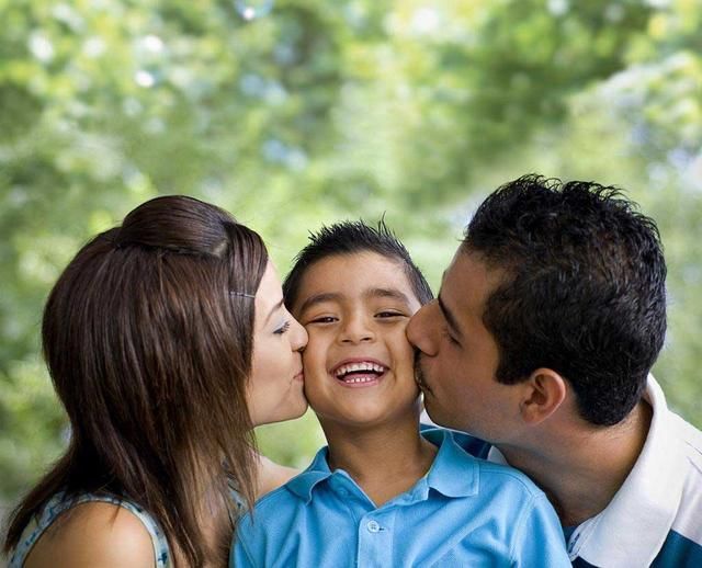 男孩和女孩教养的方式不能一样,作为父母应该