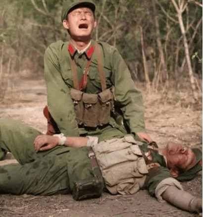 抗战中, 他多次死里逃生, 女朋友却坚持分手, 被