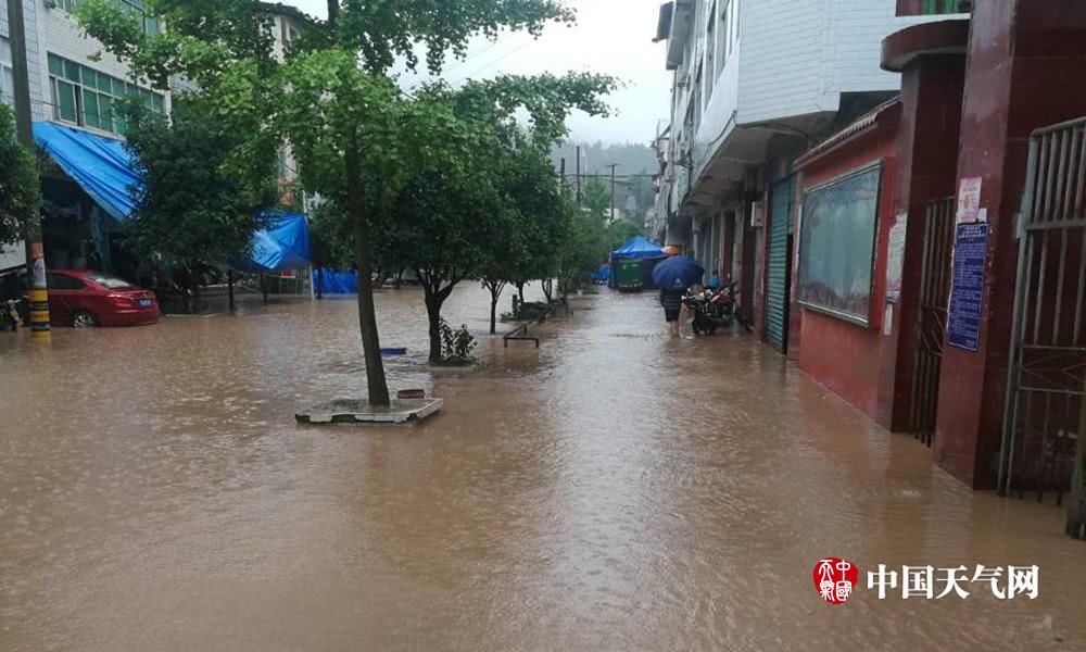 四川遭遇暴雨 多地出现灾情