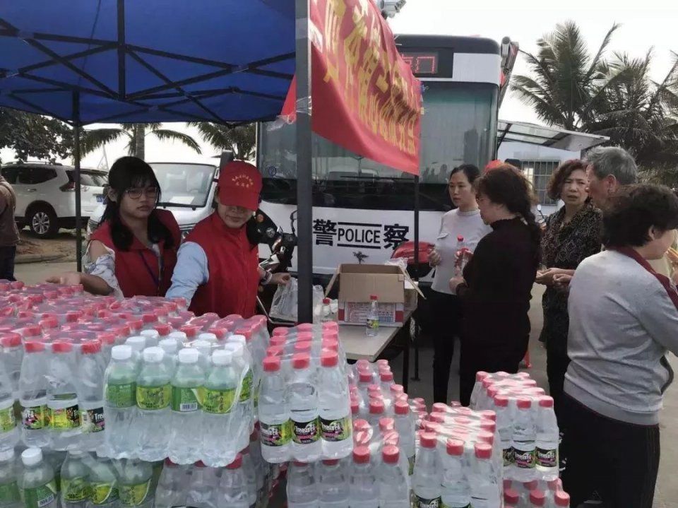 海南万车大滞留，海口到深圳机票近两万，还要中转哈尔滨!