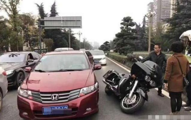 超车不成,车主不服别倒摩托车,保险公诉哭诉:坑