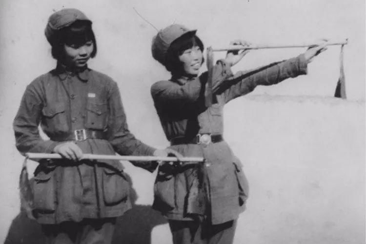 穿越时空之美:瞻仰抗战时期巾帼女兵的风采