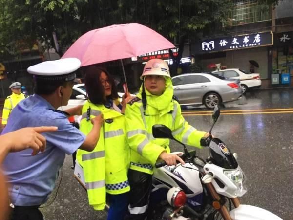 交警暴雨护送考生反被投诉衣服湿了 官方:已
