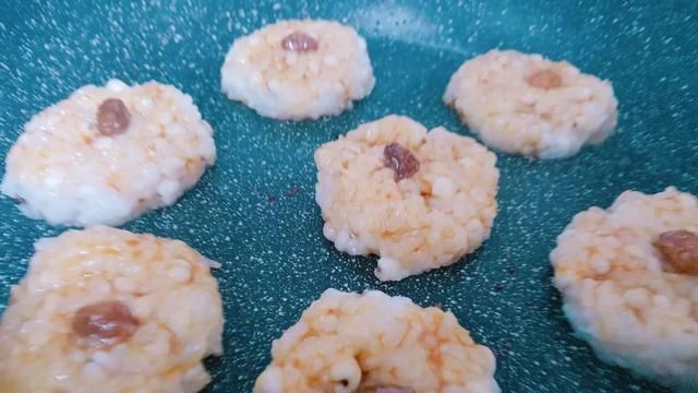 把隔夜粥做成烤饭团儿,咸甜味美,吃起来那叫一