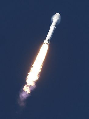 美国“猎鹰9号”blcok5型火箭发射成功 马斯克称明年演示一枚火箭