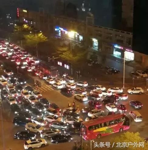 海南发生了什么？1万辆车滞留街头车主吃睡在路边