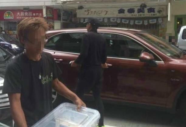 他是七位 地球名人英雄 之一,开百万保时捷卡宴