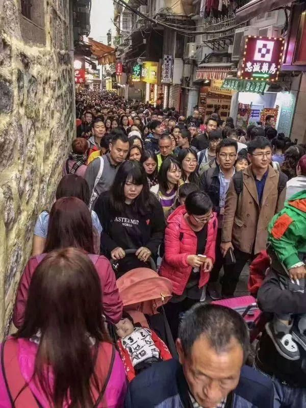 海口飞深圳机票今日破万元，上万辆车滞留!珠海澳门更可怕