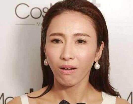 47岁的黎姿和53岁的关咏荷合影，一个成功逆袭90后，一个却满肉毒