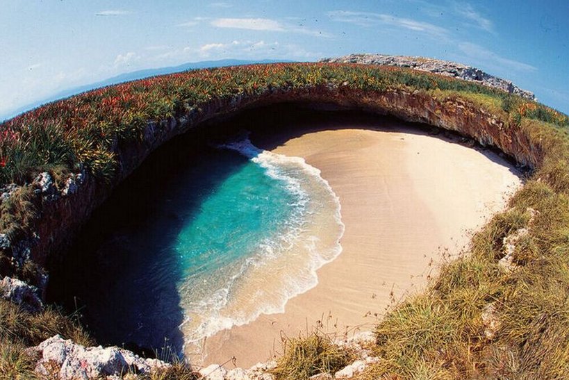 世界上最神奇的海滩:藏在小岛肚子里，只能从水下通道抵达!