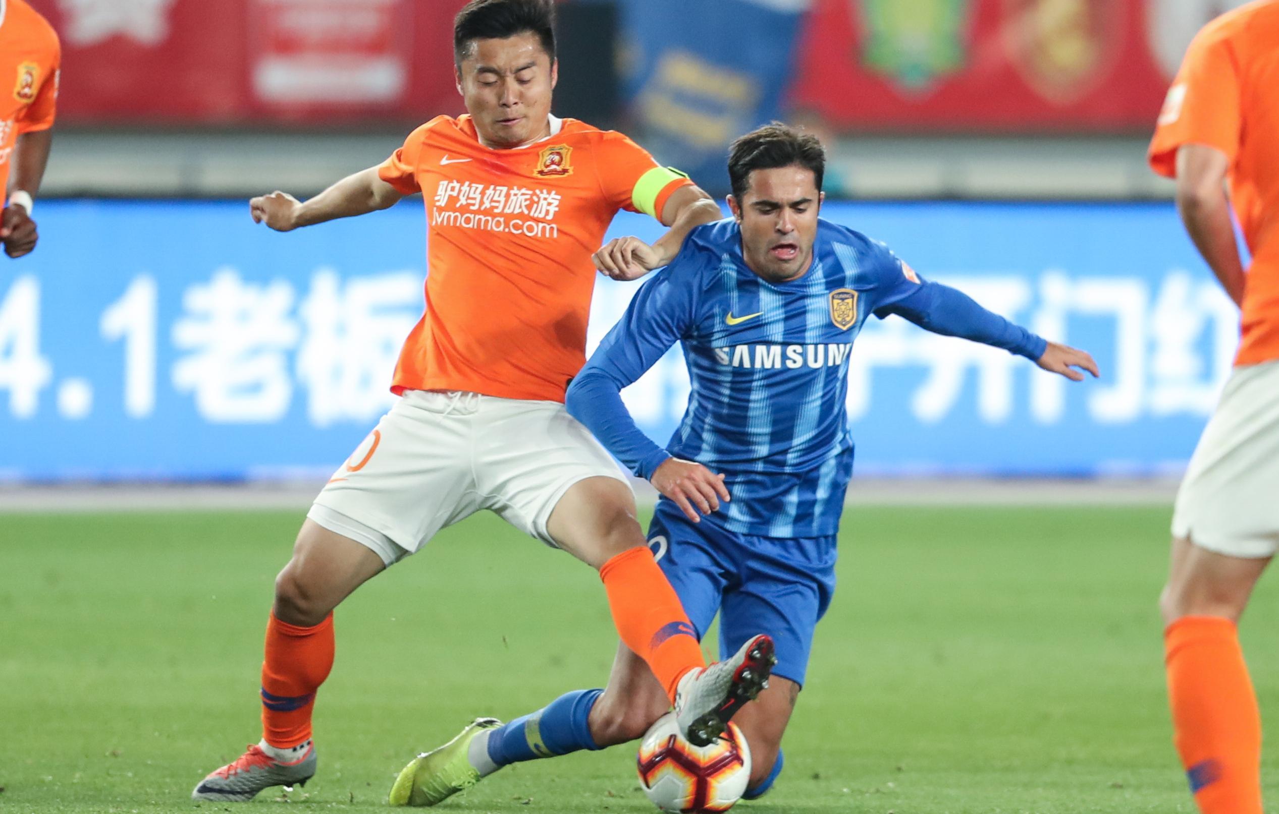 足球--中超:江苏苏宁队胜武汉卓尔队