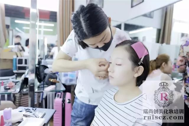 国家认可的美容师资格证,对化妆师来说,意味着