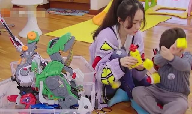 看应采儿的客厅，再看霍思燕家的，虎妈和猫妈的差距真大